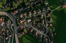 Luftbildaufnahme einer Wohnsiedlung im Grünen
